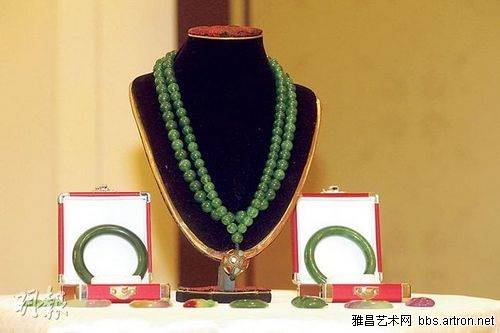 这串108颗朝珠链，起拍价为1.8亿人民币。图片来源《明报》.jpg