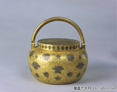 銅鎏金纏枝牡丹手爐，清代，徑11cm，厚9.8cm。.JPG